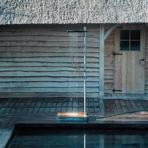 Doccia da giardino per piscina - CASCADE - TRADEWINDS atelier - in acciaio galvanizzato / in legno / in nylon