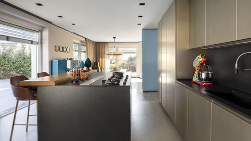 Cucina contemporanea - 202207 - TM Italia - in MDF laccato / in gres / con isola