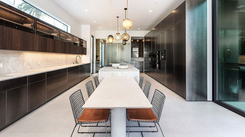 Cucina contemporanea - 202004 - TM Italia - in rovere / in vetro fumè / in marmo
