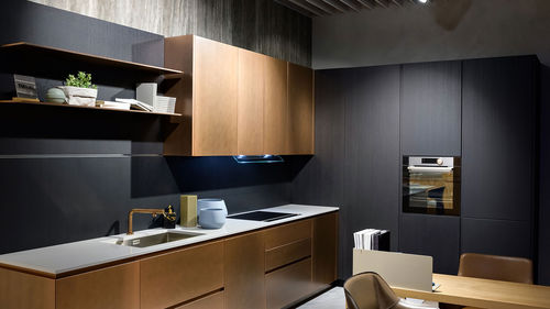 Cucina contemporanea - 201911 - TM Italia - impiallacciata in legno / in quarzo / a L