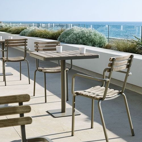 Tavolo da bistrot contemporaneo - Laren - Ethimo - in teak / con supporto in metallo / rotondo