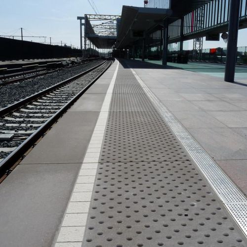 Piastrella podotattile in calcestruzzo - PLATFORM EDGES - URBASTYLE