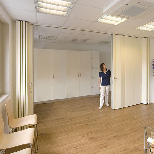 Parete scorrevole - FALTINA-PLAN - Nuesing - pieghevole / in laminato / professionale