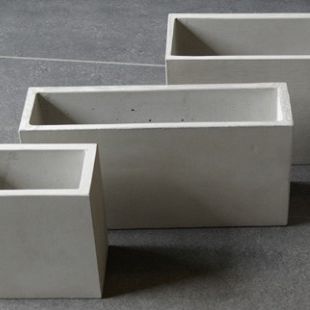 Fioriera in calcestruzzo - SPIRA - Skulpturfabriken.se - rettangolare / contemporanea / per spazi pubblici