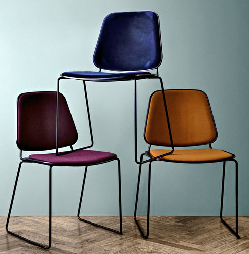 Sedia contemporanea - SKUDO - mobel copenhagen - da interno / in tessuto / con supporto in metallo