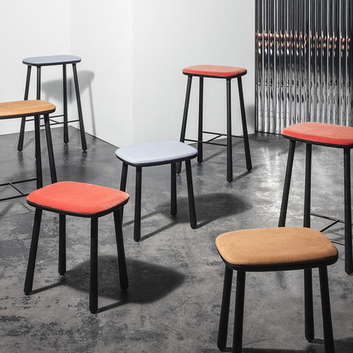 Sgabello contemporaneo - CUBA - mobel copenhagen - in pelle / con supporto in legno / imbottito