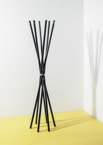 Appendiabiti da terra - COAT - mobel copenhagen - contemporaneo / in alluminio / in legno