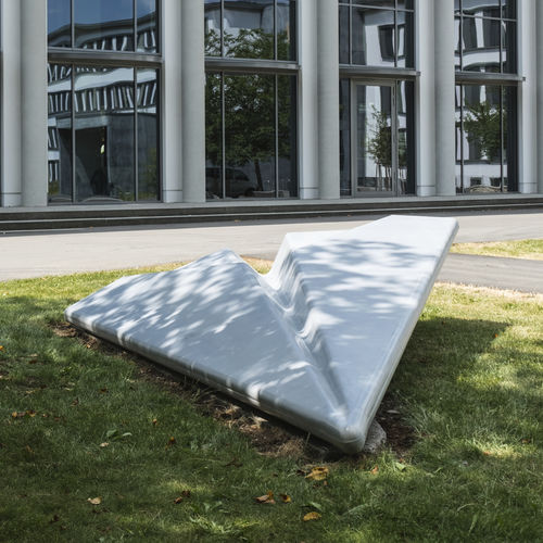 Scultura in calcestruzzo - PAPER PLANE - Stayconcrete - da esterno / per spazi pubblici