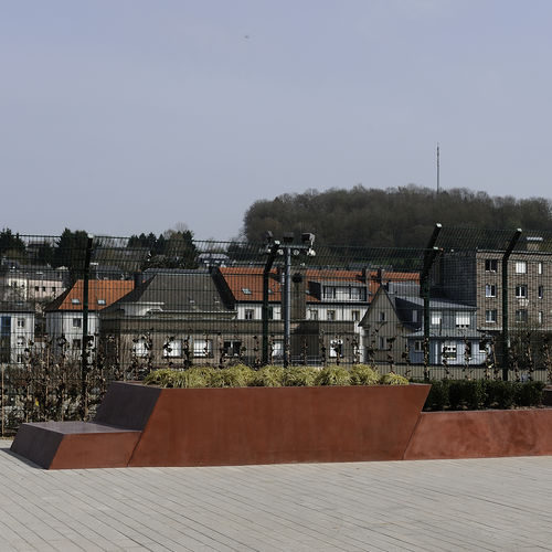 Fioriera in calcestruzzo - Stayconcrete - rettangolare / con panchina integrata / contemporanea
