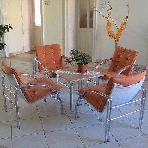 Tavolino basso contemporaneo - VICONTE  - KODRETA furniture, s.r.o. - in vetro / con supporto in acciaio termolaccato / con supporto in acciaio cromato
