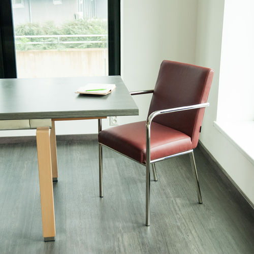 Sedia da conferenza contemporanea - NELSON - KODRETA furniture, s.r.o. - da interno / in pelle / con supporto in acciaio cromato
