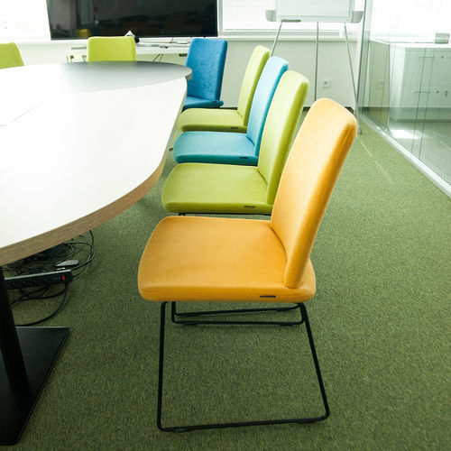 Sedia da conferenza contemporanea - RIVER - KODRETA furniture, s.r.o. - da interno / in tessuto / con supporto in metallo