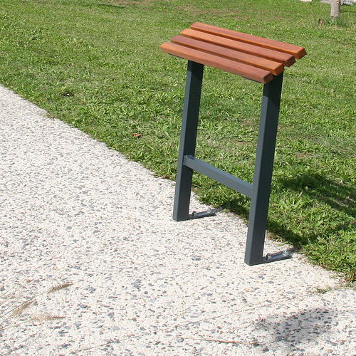 Panca per spazi pubblici seduto-in piedi - TIMÉO - ACCENTURBA - contemporanea / in rovere / in acciaio termolaccato