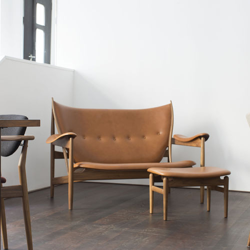 Divanetto imbottito design scandinavo - CHIEFTAINS - House of Finn Juhl – Onecollection - in noce / in teak / con schienale