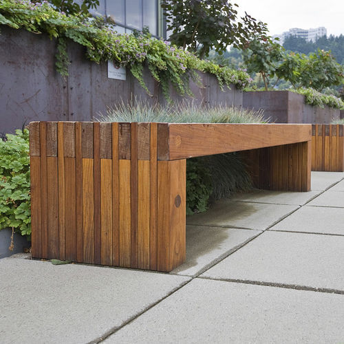 Panca per spazi pubblici contemporanea - HUDSON - FORMS+SURFACES - in ipè / FSC / 100% riciclabile