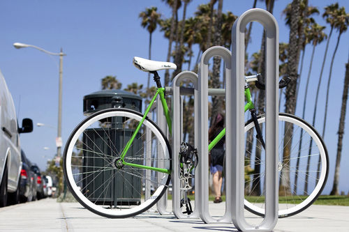 Rastrelliera per biciclette a pavimento - OLYMPIA - FORMS+SURFACES - per spazi pubblici / in ghisa di alluminio / professionale
