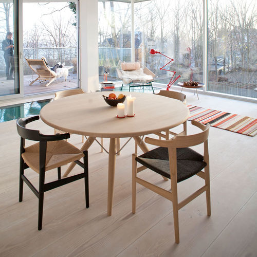 Tavolo contemporaneo - pp75 - PP MØBLER - in legno massiccio / con supporto in legno / rotondo