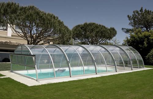 Copertura per piscina a mezza altezza - SUN – SKY - Aquacomet Kft. - bassa / scorrevole / in policarbonato