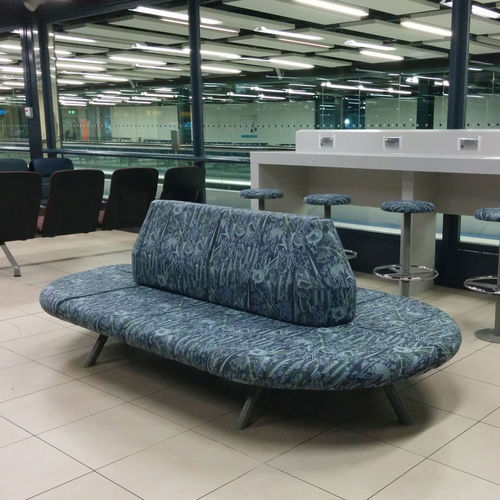 Divanetto imbottito contemporaneo - EGLIN FS - Race Furniture - in tessuto / contract / schiena contro schiena