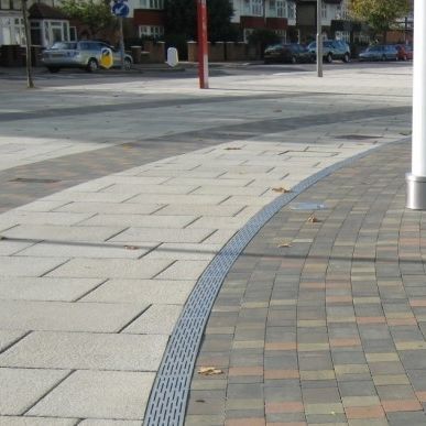 Canaletta con griglie - RADIUS CHANNEL - ACO Building Drainage - in acciaio inossidabile / per spazio pubblico / per edificio ad uso pubblico