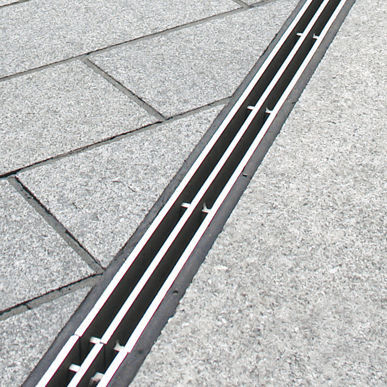 Canaletta con griglie - Brickslot ST - ACO Building Drainage - a fessura laterale / in acciaio inossidabile / griglia in acciaio galvanizzato