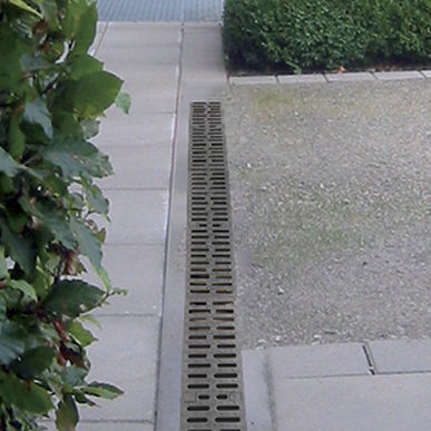 Canaletta con griglie - CivicDrain - ACO Building Drainage - in calcestruzzo a polimeri / in composito / griglia in acciaio galvanizzato