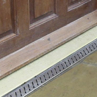 Canaletta con griglie - DoorWay Drain - ACO Building Drainage - in polipropilene / griglia in acciaio / per porta