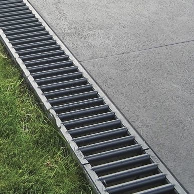 Canaletta con griglie - RainDrain - ACO Building Drainage - in calcestruzzo a polimeri / griglia in acciaio galvanizzato / per spazio pubblico