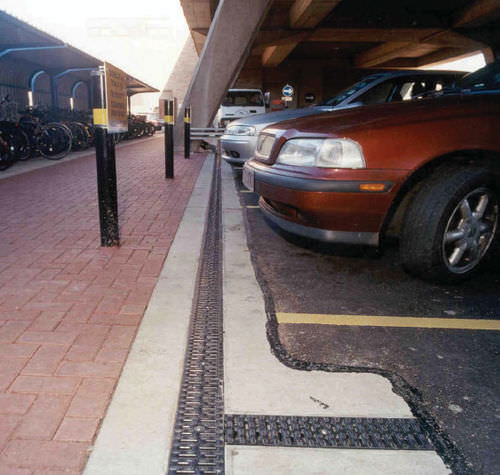 Canaletta con griglie - DECKLINE 125 - ACO Building Drainage - in calcestruzzo / griglia in acciaio galvanizzato / per parcheggio