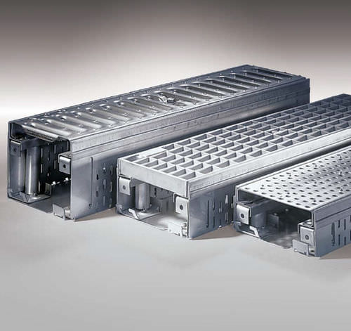 Canaletta con griglie - FREEDECK - ACO Building Drainage - a fessura / griglia in acciaio galvanizzato / griglia in acciaio inox