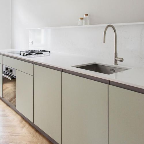 Cucina contemporanea - RJ - MYKILOS - in rovere / in marmo / in linoleum