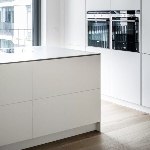 Cucina contemporanea - KC - MYKILOS - in legno / con isola / di misura media