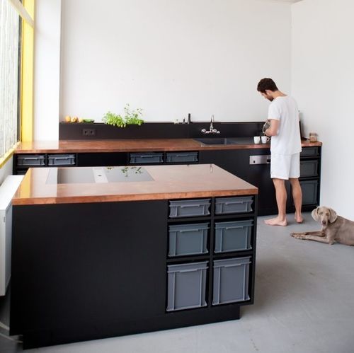 Cucina contemporanea - STUDIO 13 - MYKILOS - in legno / con isola / di misura media