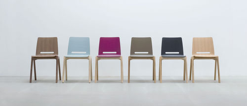Sedia visitatore contemporanea - FORUM 2 - HUSSL - in legno / impilabile / contract