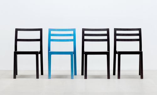 Sedia visitatore contemporanea - ST10 - HUSSL - in legno / impilabile / contract