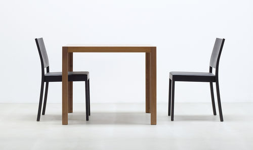 Sedia da ristorante contemporanea - ST3N - HUSSL - in legno / impilabile / con braccioli