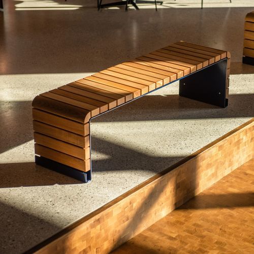 Panca per spazi pubblici contemporanea - MOVE - Vestre - in acciaio galvanizzato / in legno / senza schienale
