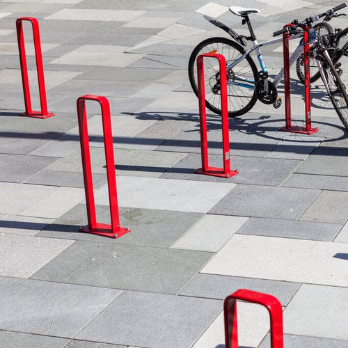 Rastrelliera per biciclette a pavimento - VROOM  - Vestre - con sistema di sicurezza / design originale / in materiale riciclabile
