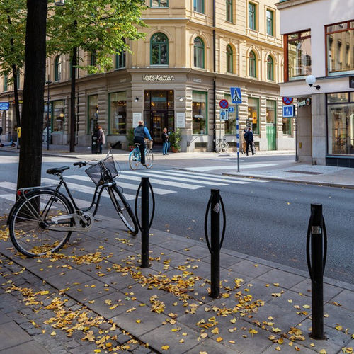 Rastrelliera per biciclette a pavimento - URBAN  - Vestre - con sistema di sicurezza / design originale / in materiale riciclabile
