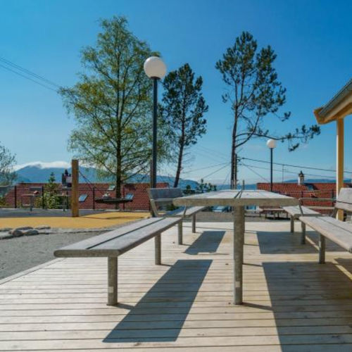Panca per spazi pubblici contemporanea - APRIL STAVANGER - Vestre - in acciaio galvanizzato / in legno / senza schienale