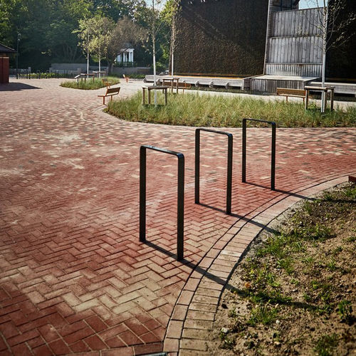 Rastrelliera per biciclette a pavimento - VROOM  - Vestre - con sistema di sicurezza / design originale / orizzontale