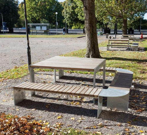 Tavolo contemporaneo - VROOM - Vestre - in legno / con supporto in acciaio galvanizzato / quadrato