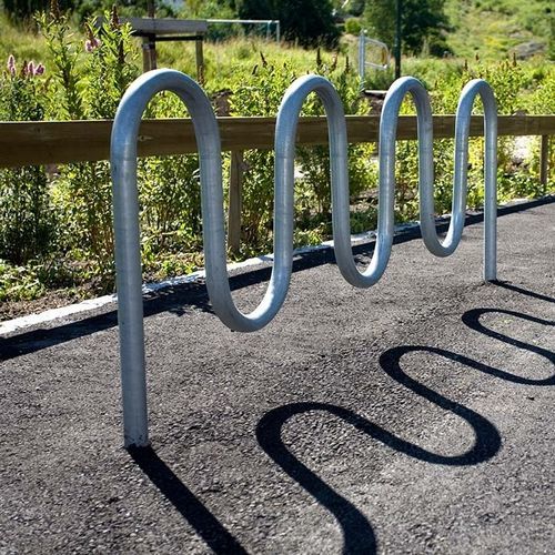 Rastrelliera per biciclette a pavimento - SINUS - Vestre - con sistema di sicurezza / design originale / in materiale riciclabile