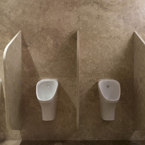 Parete divisoria per orinatoio in travertino - Arredo di Pietra srl - professionale / per toilette pubblica / per edifici pubblici