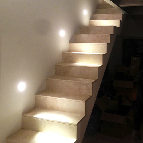Rivestimento per scalino in pietra naturale - Arredo di Pietra srl - in travertino / contemporaneo / su misura
