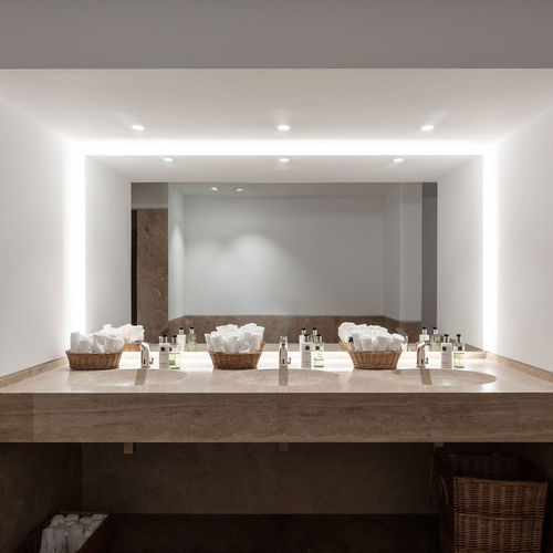 Piano lavabo in pietra naturale - Arredo di Pietra srl - in travertino / su misura / ad uso professionale