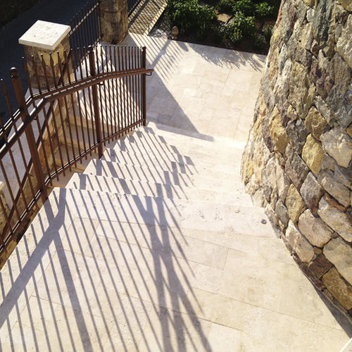 Gradino in travertino - Arredo di Pietra srl - antiscivolo / prefabbricato / su misura