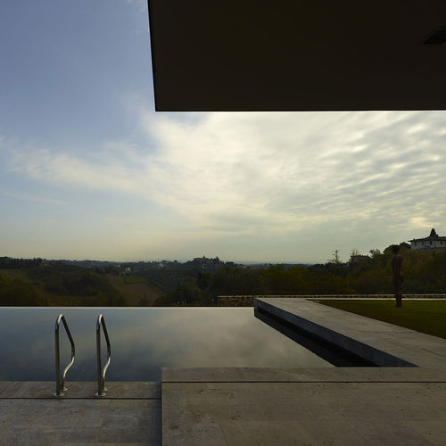 Bordo di piscina in travertino - Arredo di Pietra srl - in pietra naturale / antiscivolo / d'angolo