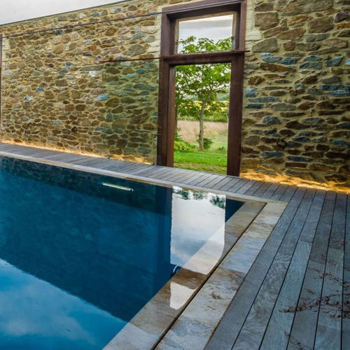 Bordo di piscina in travertino - Arredo di Pietra srl - in pietra naturale / antiscivolo