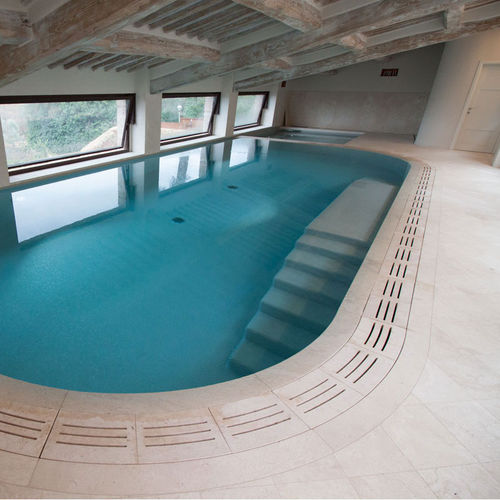Piscina altre forme - Arredo di Pietra srl - bordo integrato / da interno / interrata